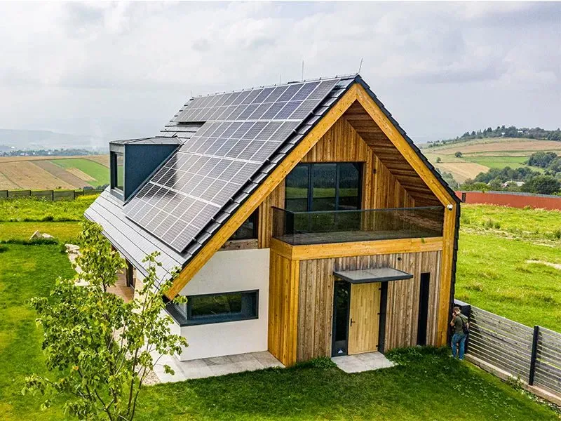 Maison verte avec panneaux solaires