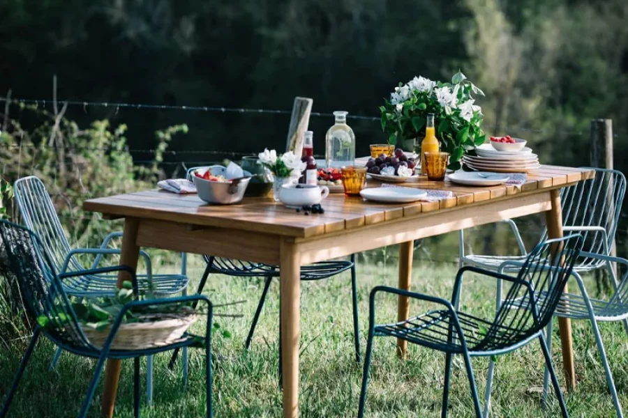 Table de jardin et repas familial