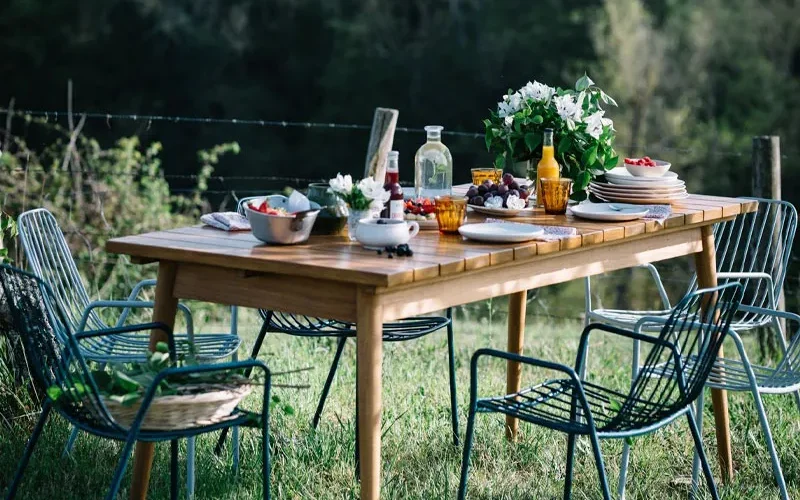 Table de jardin et repas familial
