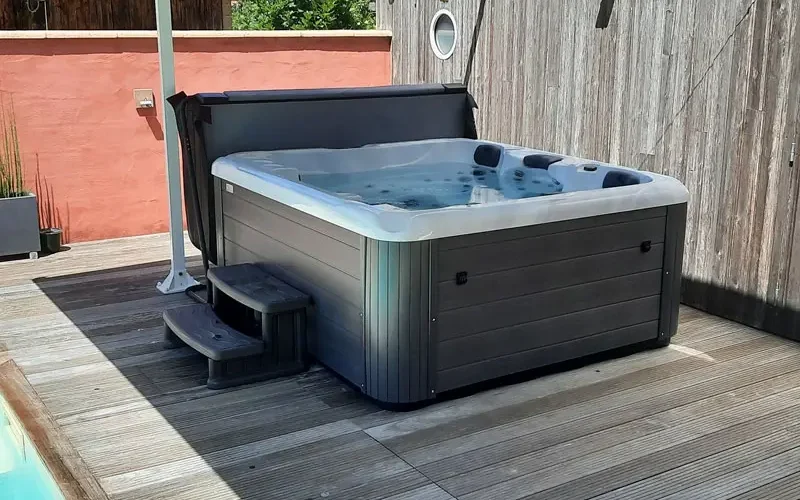 Spa jacuzzi quatre places hors-sol sur la terrasse