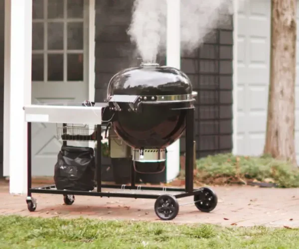 Weber Summit® Kamado sur chariot à roulettes