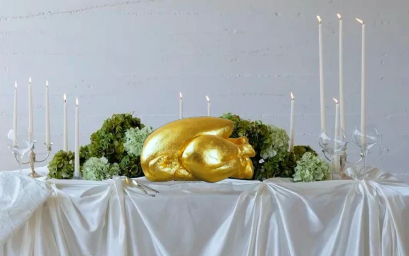 Surtout de table esprit banquet avec sa forme de poulet doré