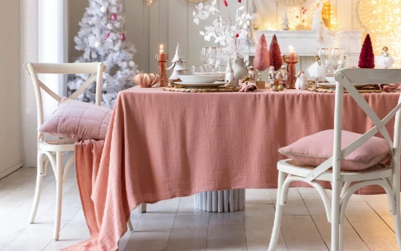 Table de Noël déco rose poudré avec nappe rose et objets roses