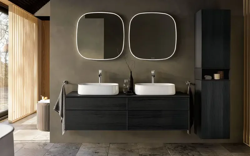Salle de bain tons neutres, double vasque à poser blanche, miroir squircle, meubles suspendus