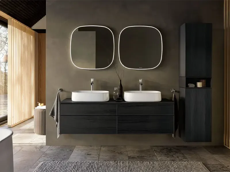 Salle de bain tons neutres, double vasque à poser blanche, miroir squircle, meubles suspendus