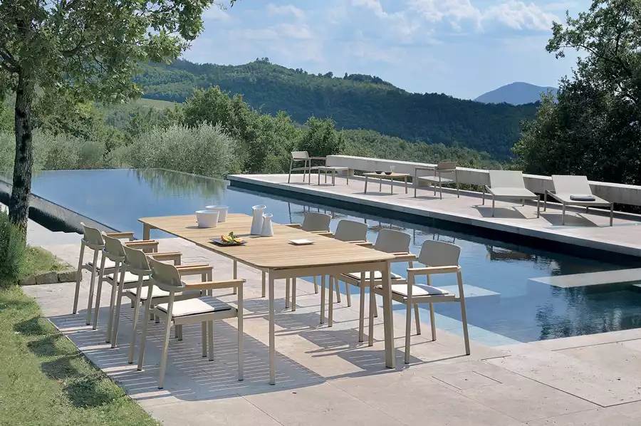 Tendances outdoor 2021 : table à manger piscine