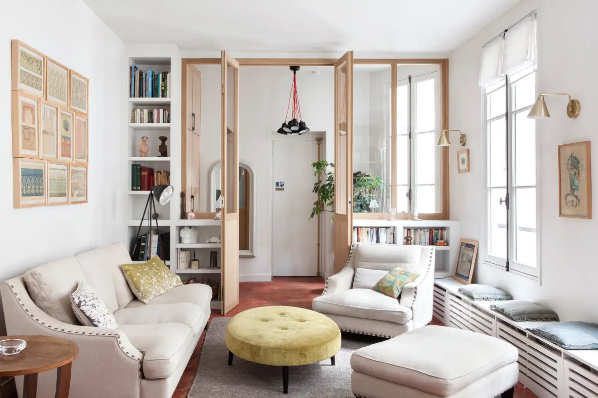 Enfilade en bois blanc pour cacher les radiateurs dans le salon