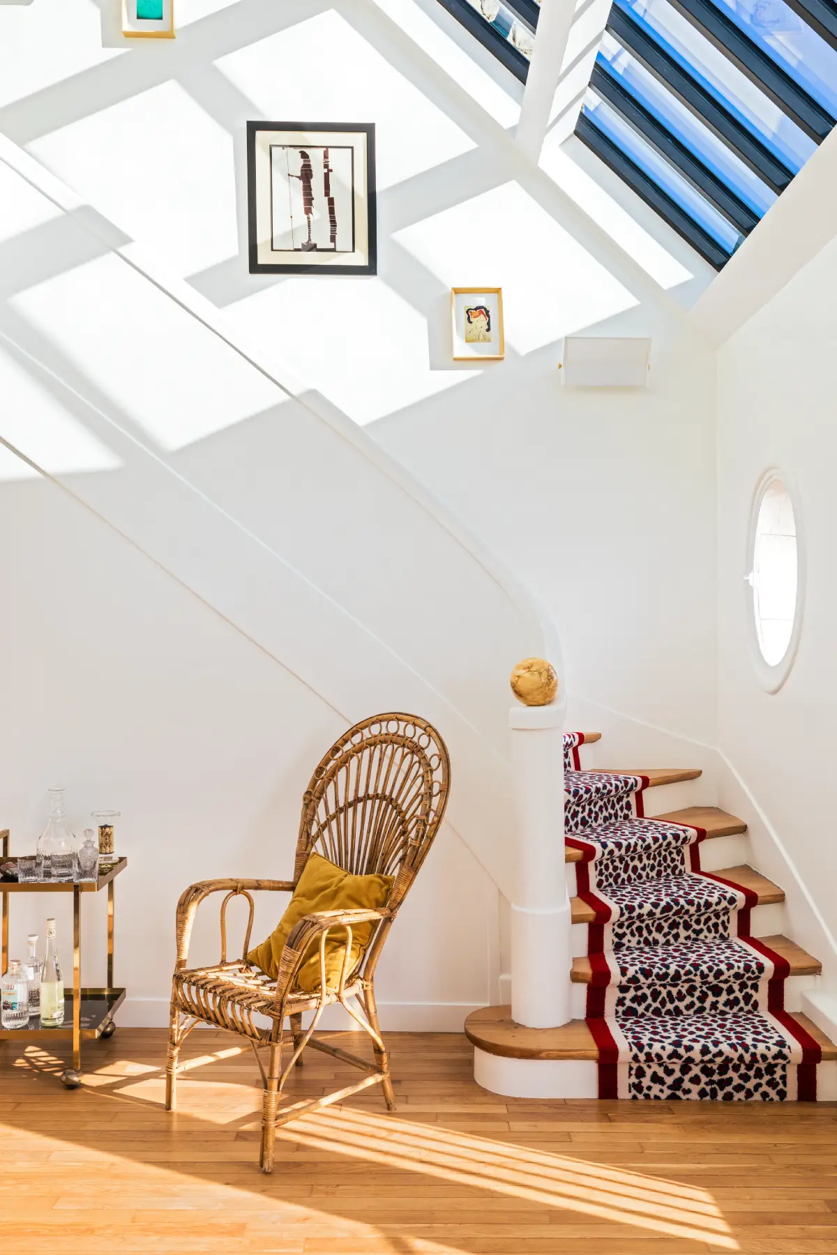 Escalier appartement parisien par Maison Sarah Lavoine