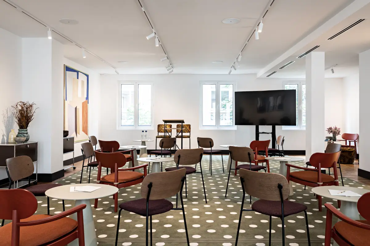 Salle de réunion, tables, chaises et écran