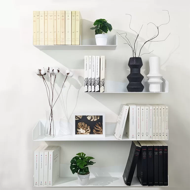 Etagères murales blanches sur un mur blanc disposées en quinconce