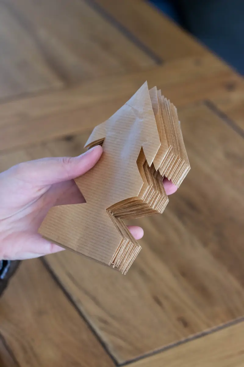 Coller toutes les branches de l'étoile de Noël en papier kraft