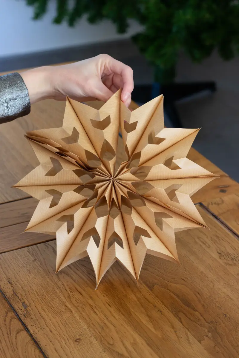 Étoile de Noël en papier kraft terminée