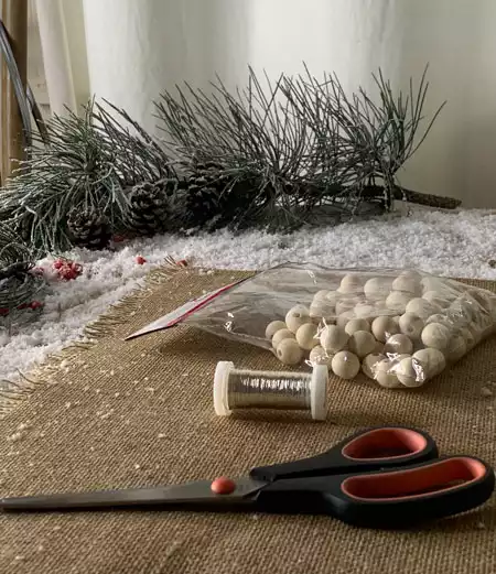 Matériel pour faire une étoile de Noël en perles de bois