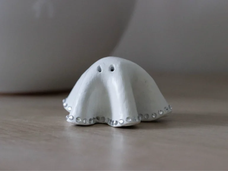 DIY fantôme en argile autodurcissante blanc avec strass