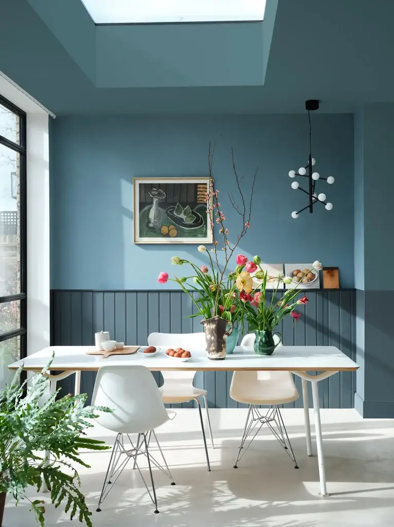 Duo de peintures bleues dans une salle à manger moderne