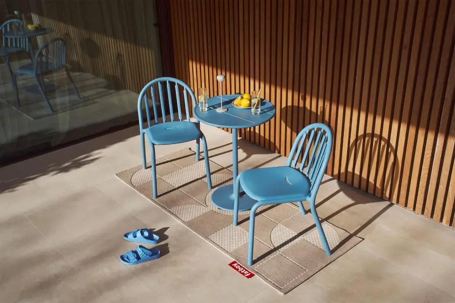 Petite table de jardin bleue en acier Fred's Bitreau de Fatboy