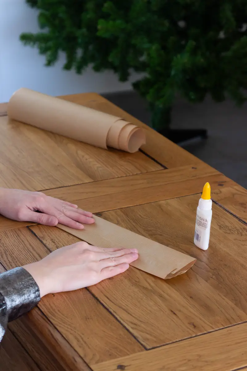 Coller pour former un tube de papier kraft