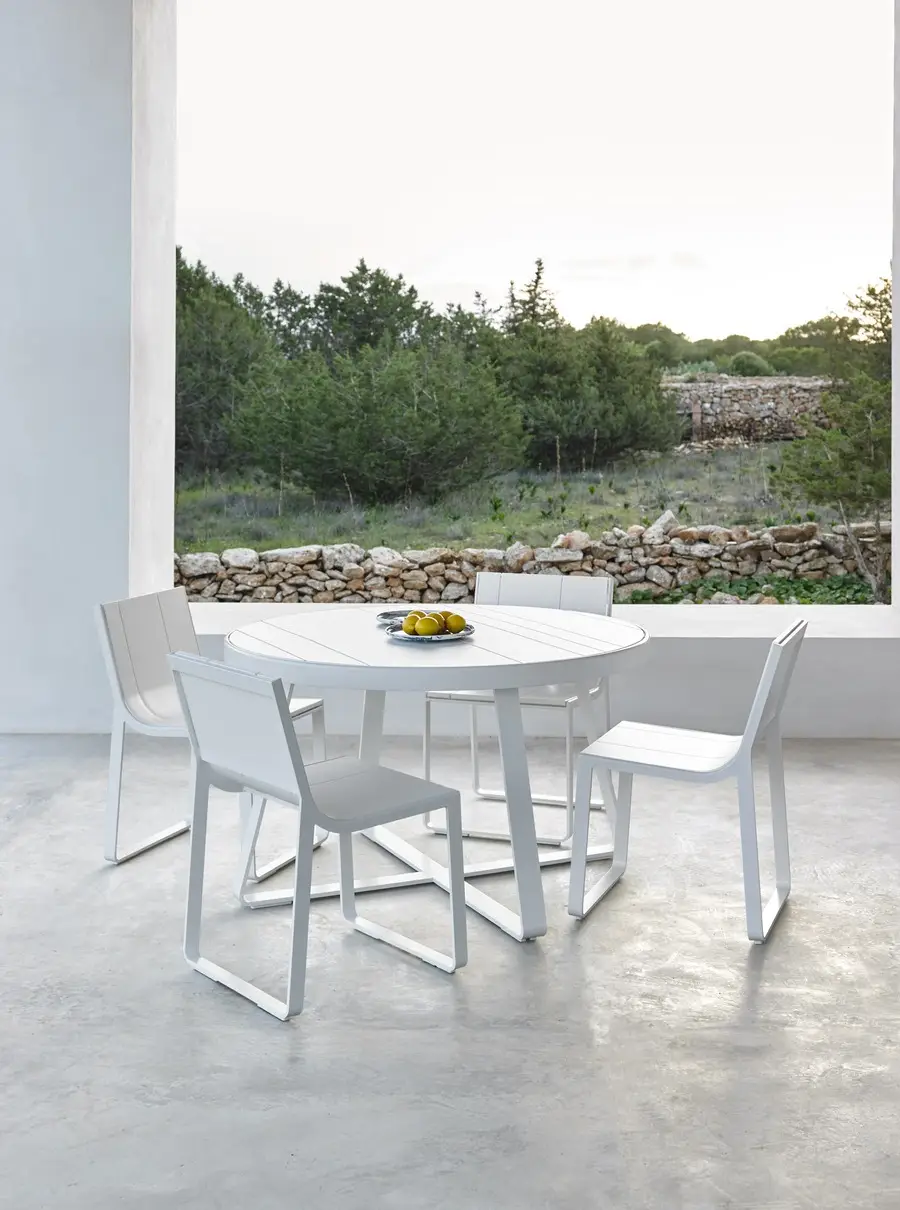 Table blanche de jardin ronde en métal