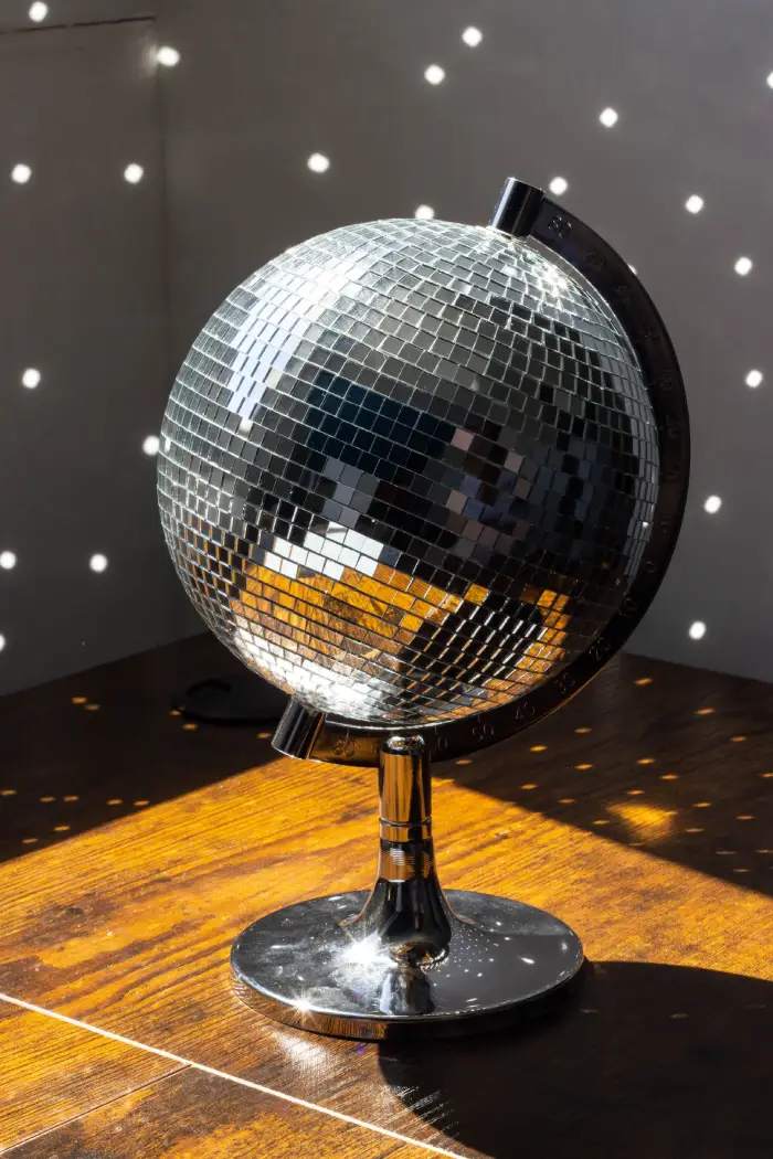 Mappemonde version boule disco et reflets au soleil