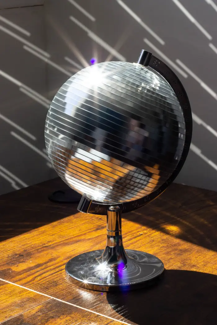Mappemonde effet boule disco qui tourne