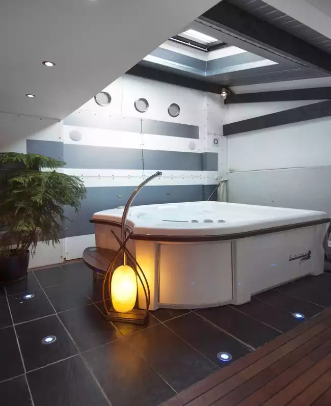 Grand jacuzzi blanc