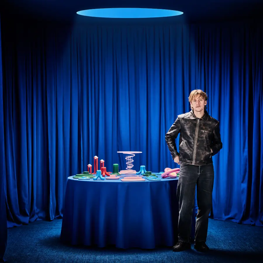 Designer Gustaf Westman devant sa collection VINTERFINT en collaboration avec IKEA