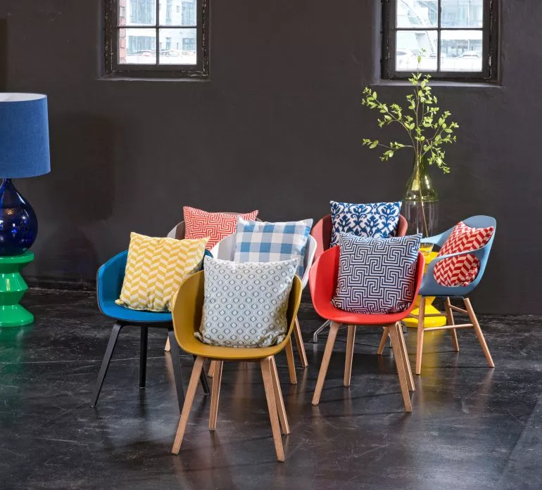 chaises colorées
