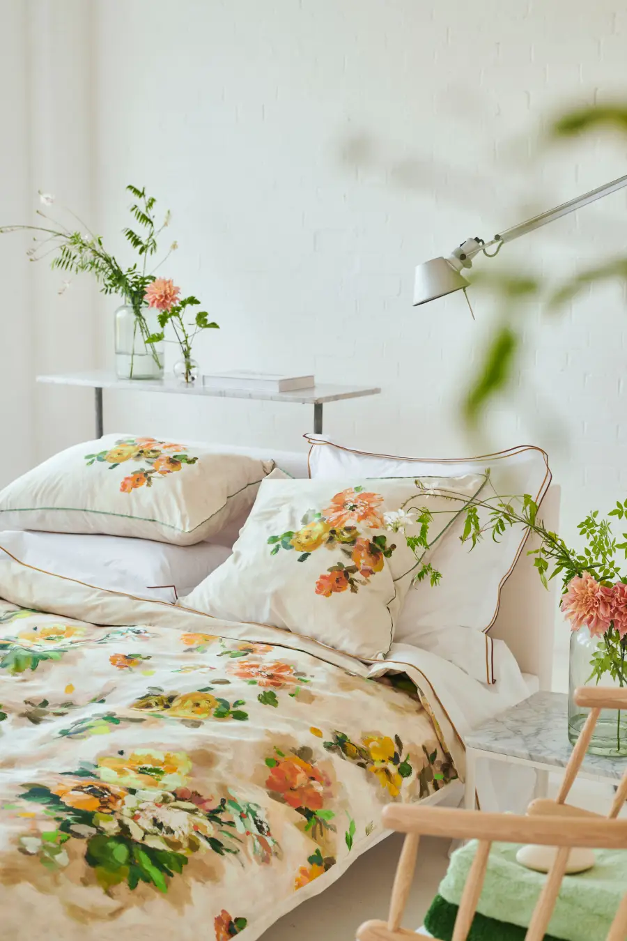 Parure de lit motif fleurs harmonie déco de la chambre avec les mêmes fleurs dans des vases