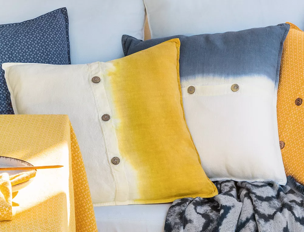 Housse de coussin tie and dye bleu et jaune