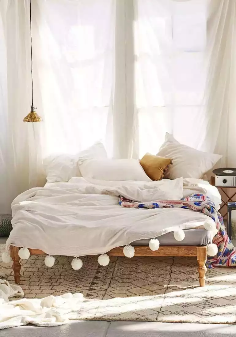 chambre-blanche-et-boheme–urban-outfitters