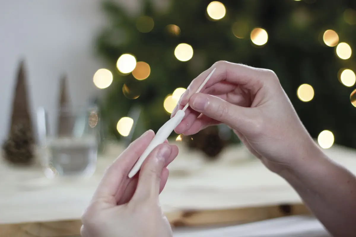 Insertion d'un cure-dent dans le pied du champignon