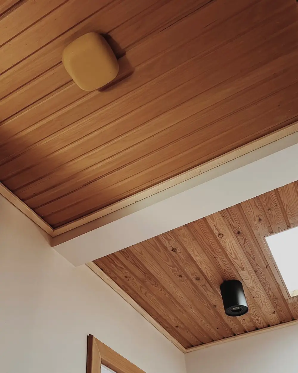 Détecteur de fumée design installé au plafond de l'habitation