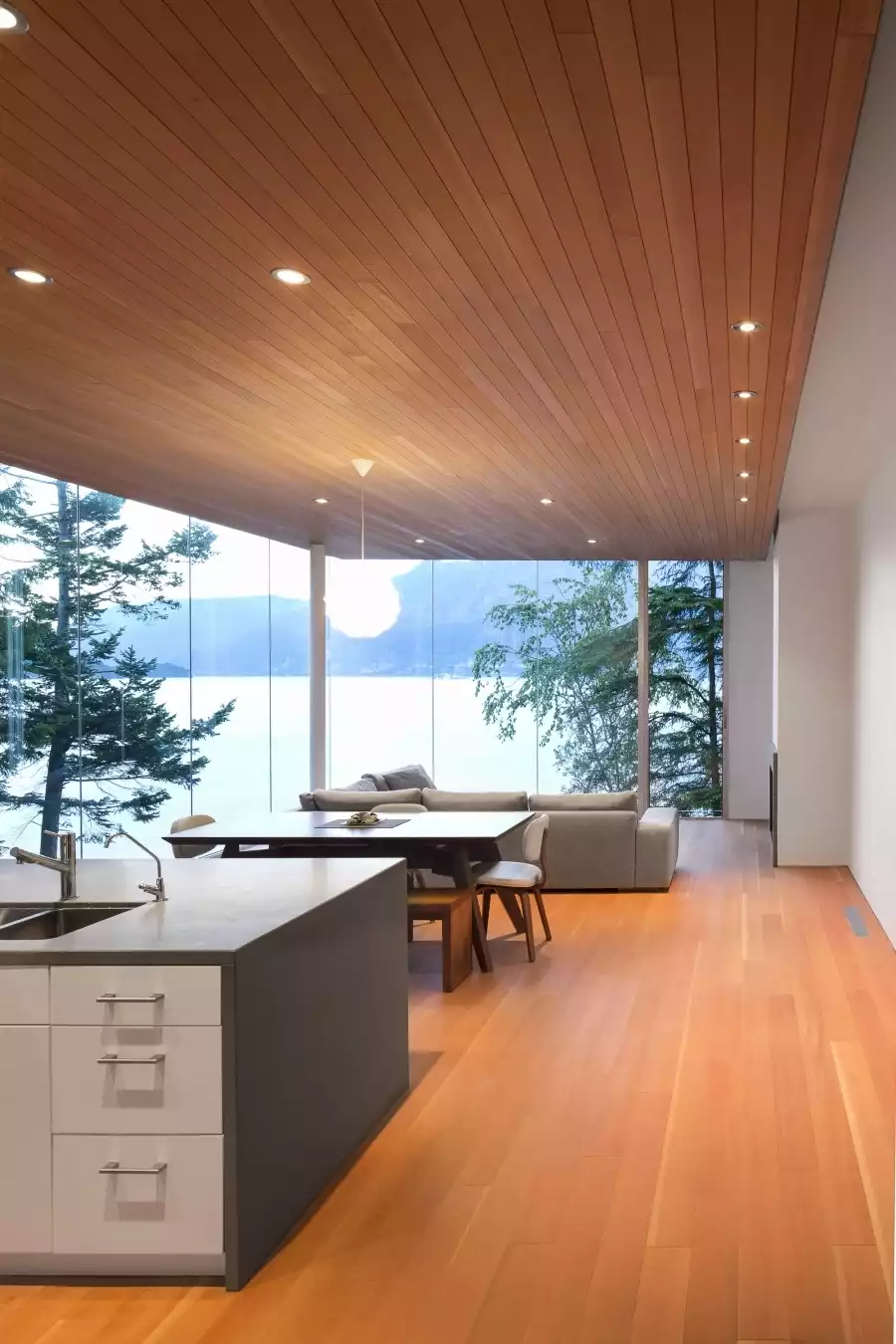 Intérieur design avec vue sur le lac