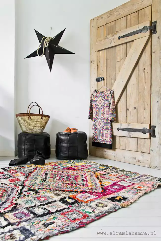 Intérieur scandinave avec tapis Boucherouite