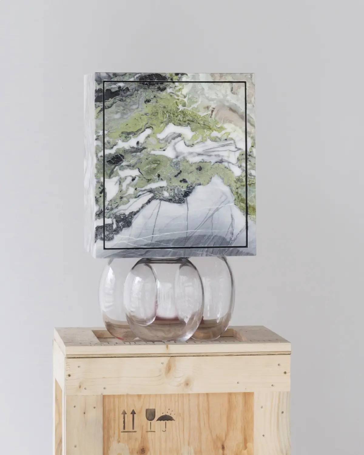 Inverted Gravity, table de nuit en verre et marbre