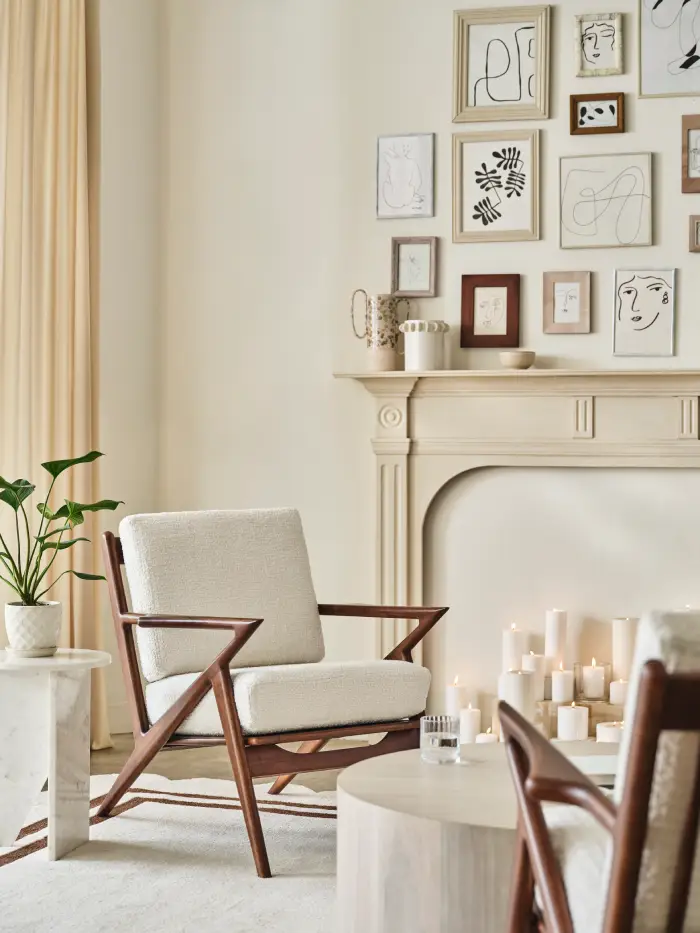 Fauteuil bois et tissu Cloud Dancer dans un salon