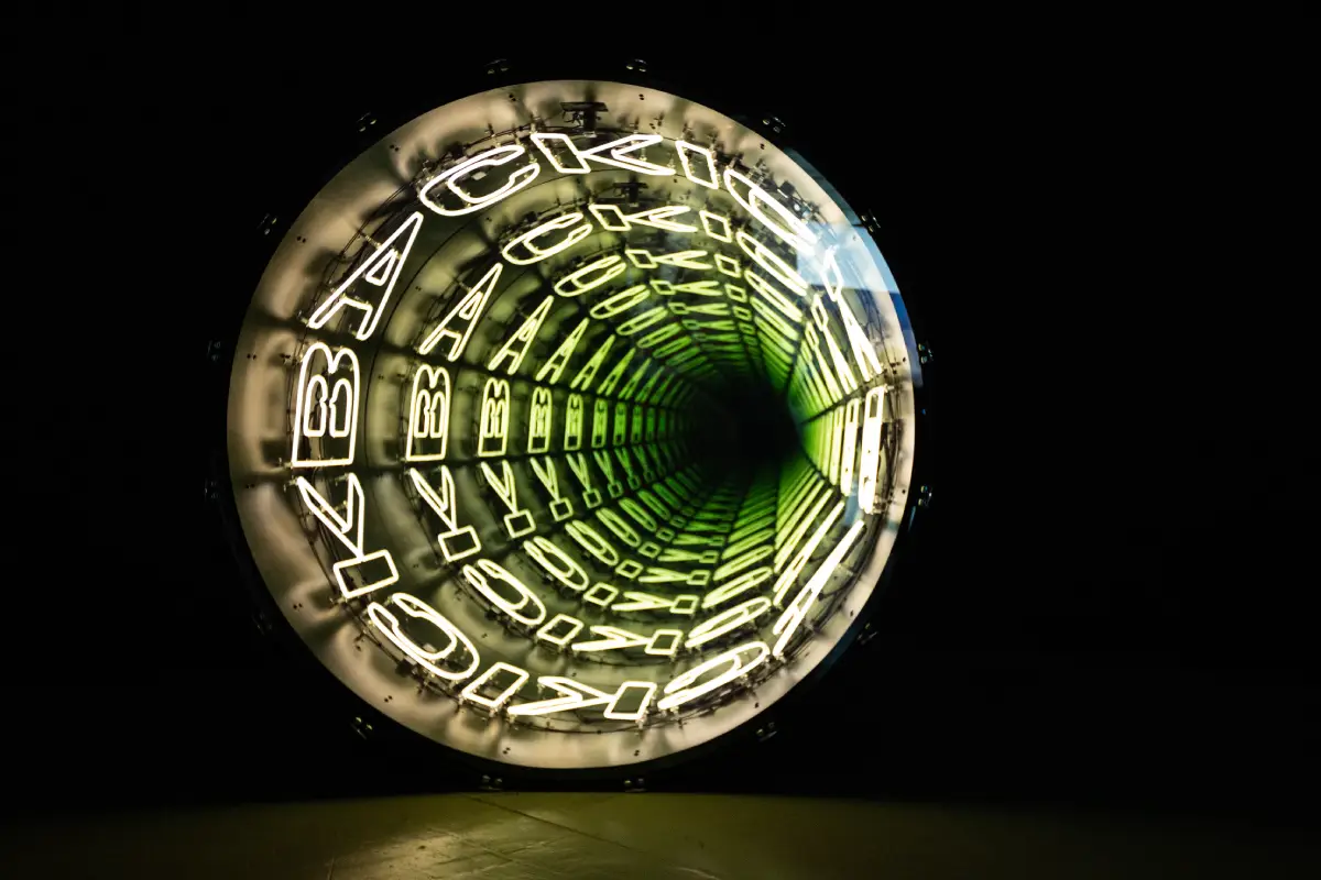 Tunnel lumineux nommé "Kick back" par Iván Navarro