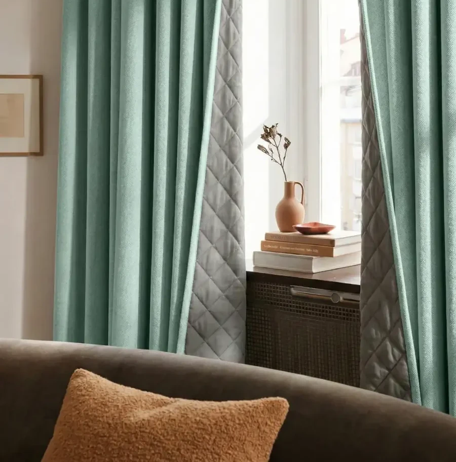 Rideaux vert menthe de la marque Kurtens, sur mesure
