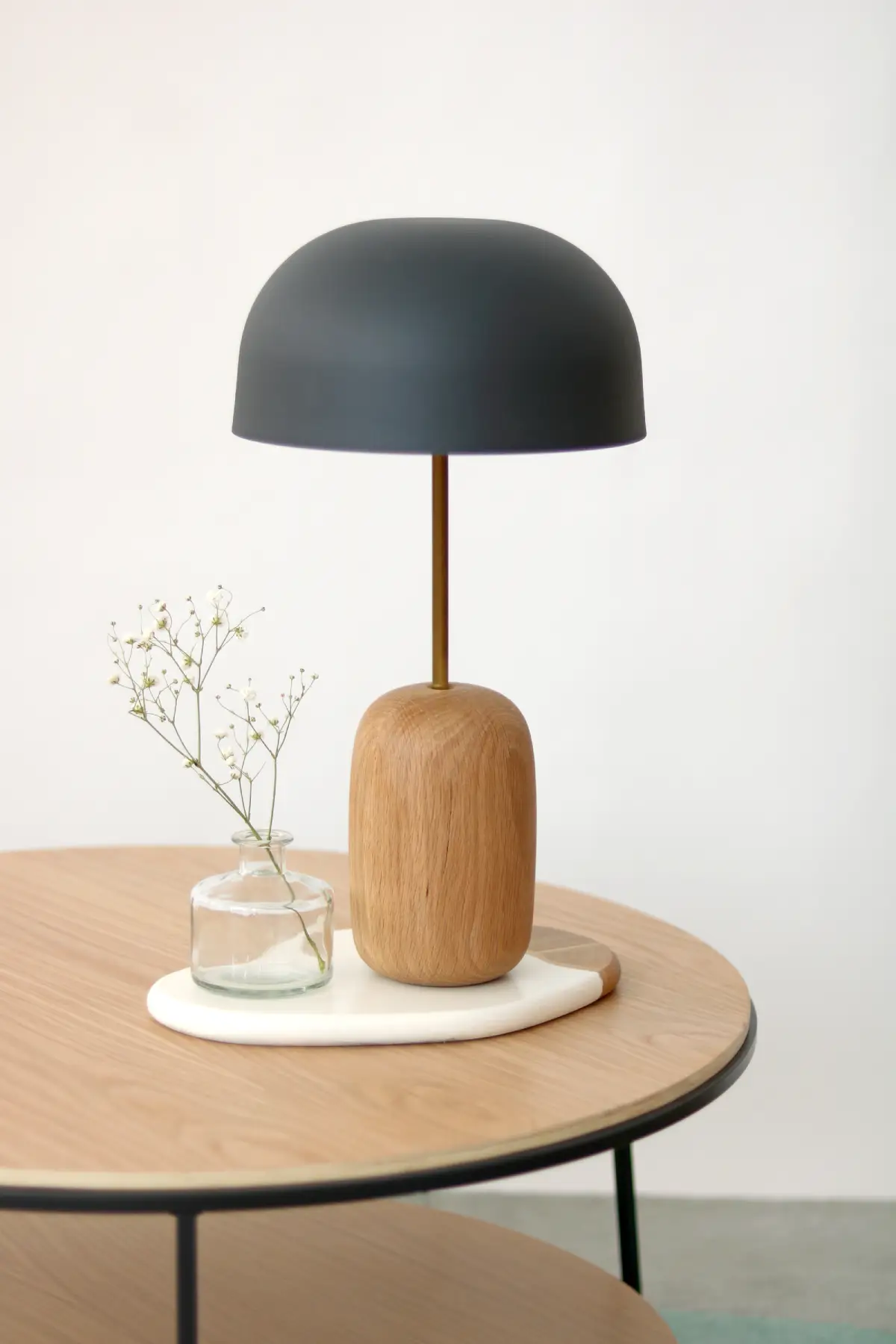 Lampe de table Nina avec socle en bois de chêne éditée par Hartô