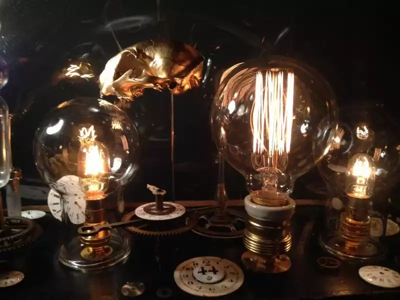 Lampe « Curiosité » sous globe