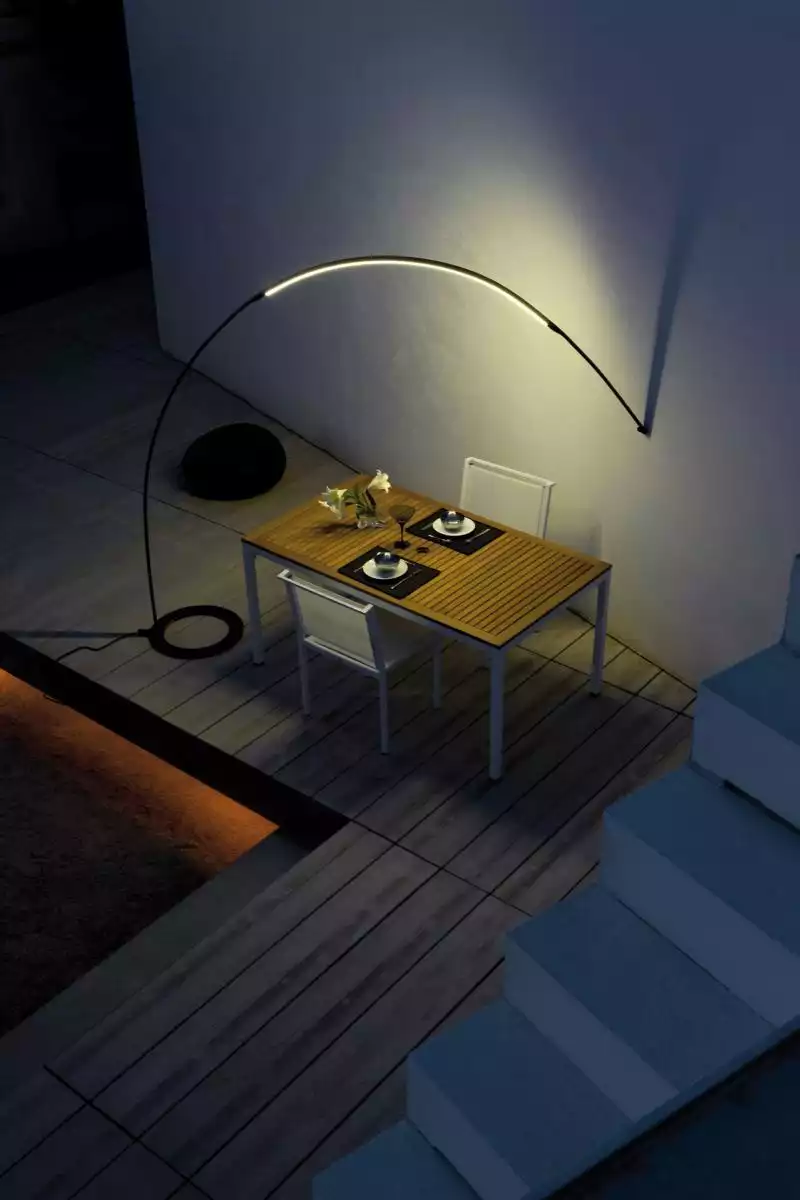 lampe extérieure et table vibia