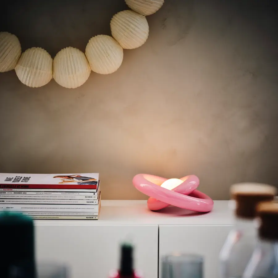 Lampe de table STRÅLA de la collection capsule IKEA x Gustaf Westman