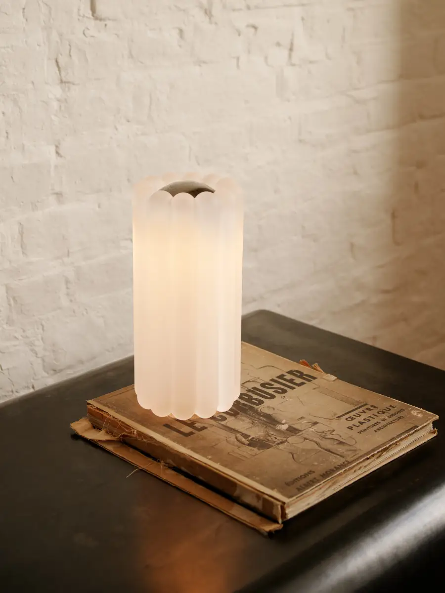 Lampe d e table en verre givré de Tom Dixon collection PRESS FROSTED