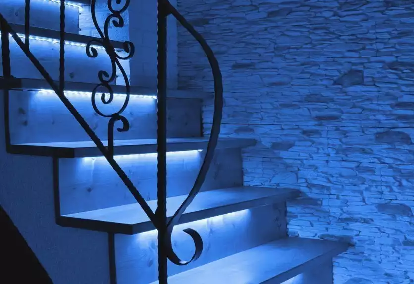 Led extérieure bleue et étanche sur un escalier