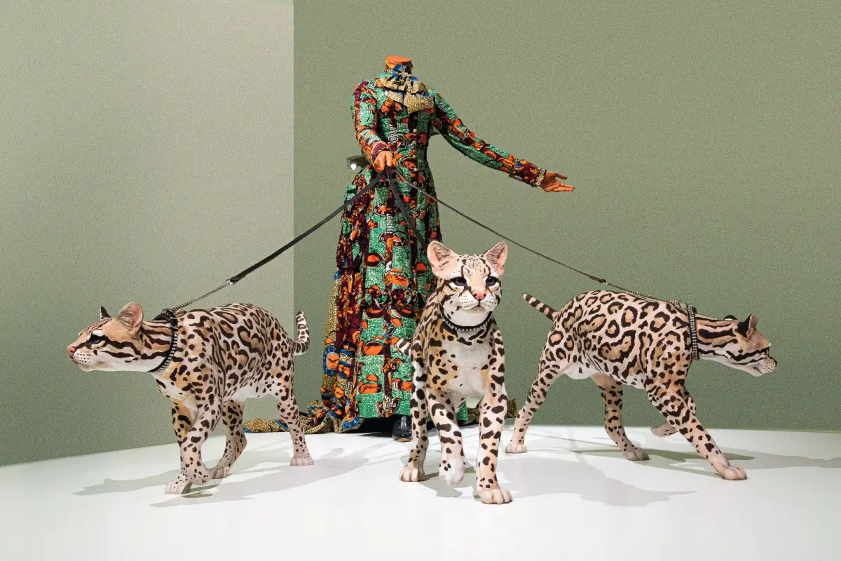 Sculpture "Leisure Lady (with Ocelots)" de Yinka Shonibare