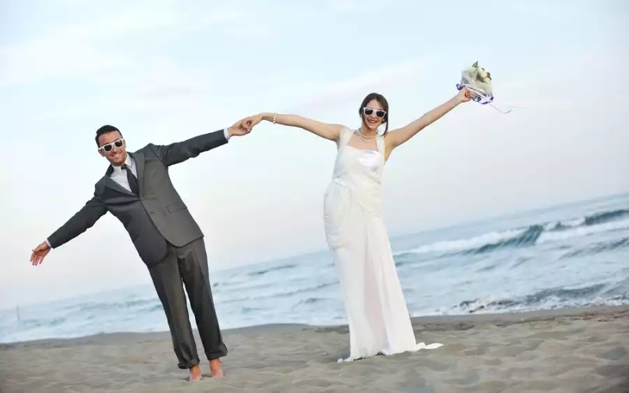 les mariés sur la plage