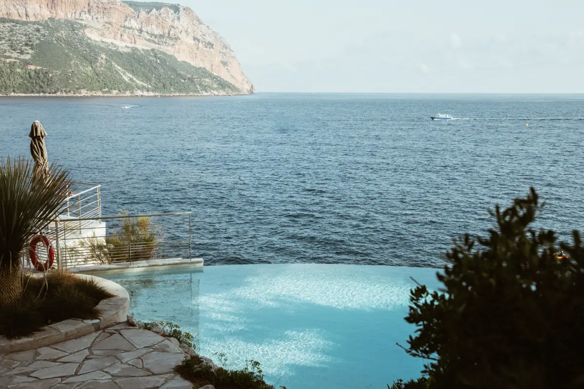 Piscine vue sur mer