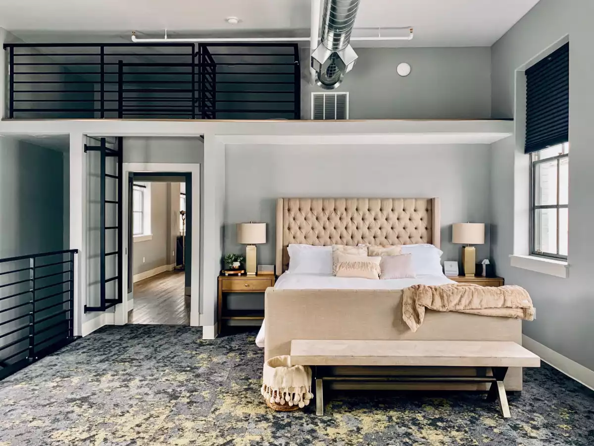 Literie de qualité, tête de lit capitonnée, murs gris