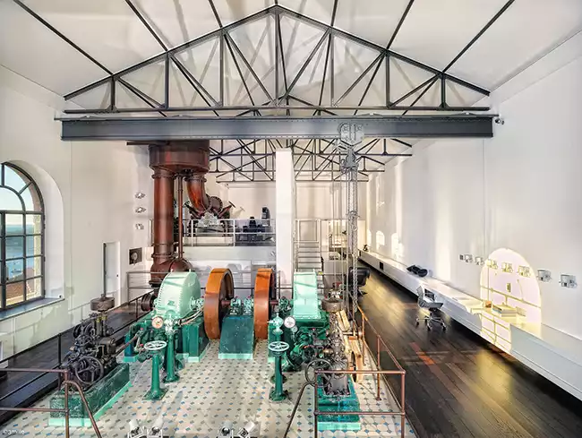 Loft industriel avec machines d'époque