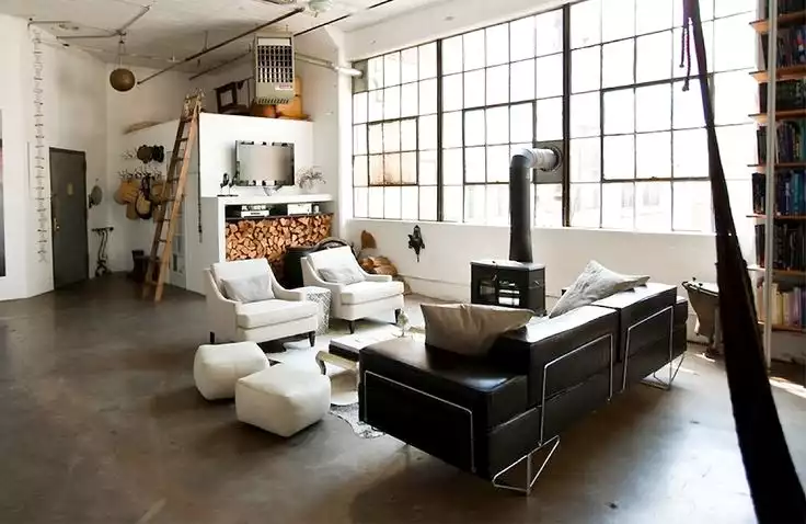 Loft industriel avec poêle à bois noir